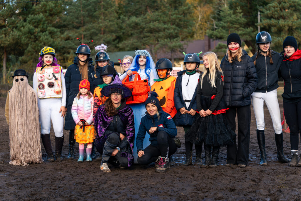 Grupa dzieci i instruktorów podczas zajęć jeździeckich w Fundacji Stajnia Lavio w Mazowszu – hipoterapia i nauka jazdy konnej