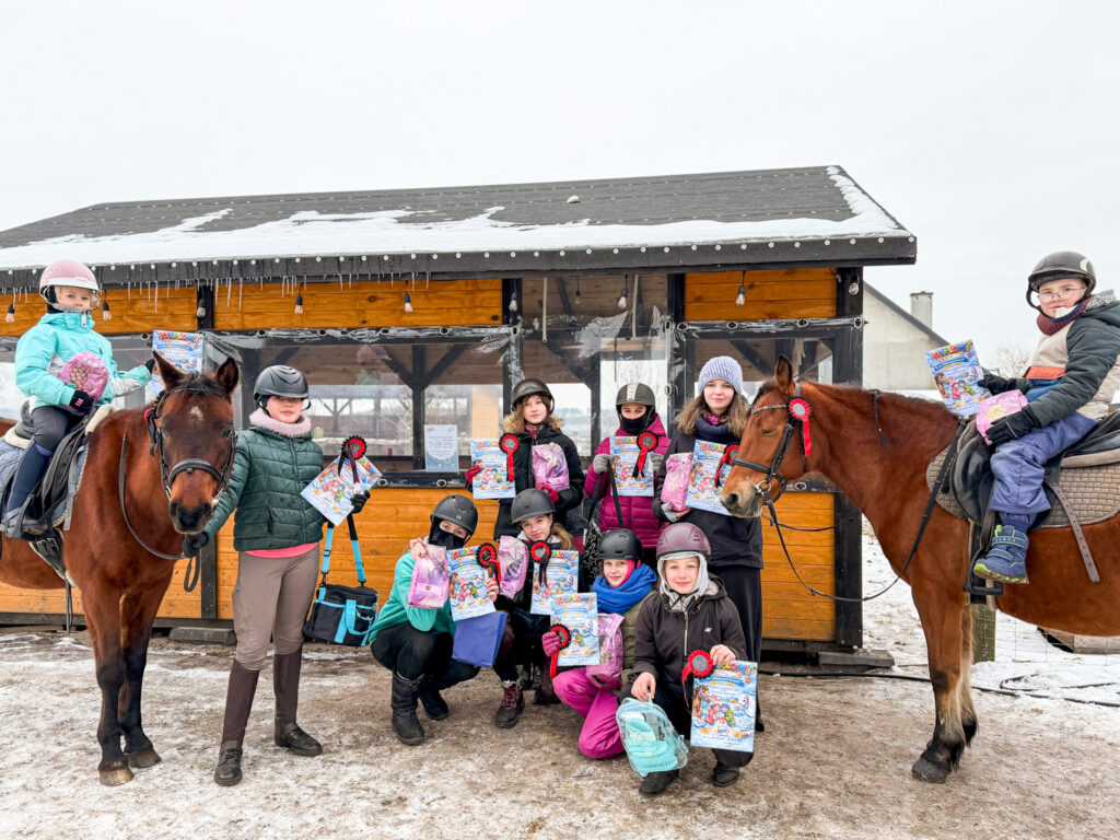 Ferie w siodle 2026 – uczestnicy warsztatów jeździeckich Stajnia Lavio